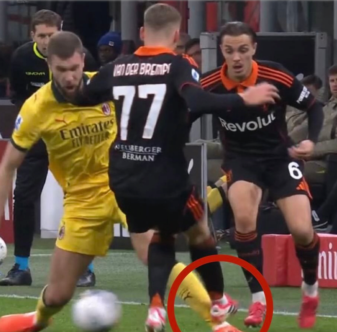 AC米兰后卫帕夫洛维奇遭猛烈撞击致腓骨出血,出战帕尔马存疑(图1) image.png